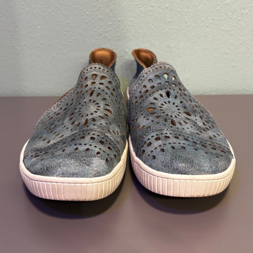 Earth Denim Blue Perforated Slip-On Sneakers Size 7.5 Laser Cut Floral Detail - Picture 2 of 8